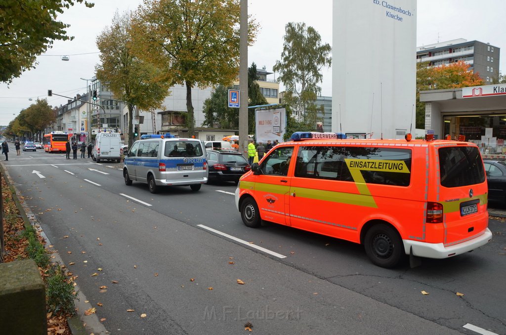 Attentat auf Fr Reker Koeln Braunsfeld Aachenerstr Wochenmarkt P66.JPG - Miklos Laubert